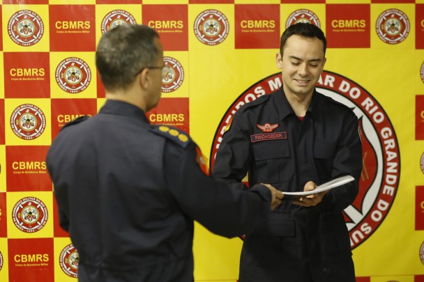 Coronel Krukoski entregando o processo de afastamento à Fischoeder