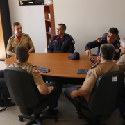 Coronel Krukoski e tenente-coronel Evaldo recebendo visitas