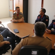 Coronel Krukoski e tenente-coronel Evaldo recebendo visitas