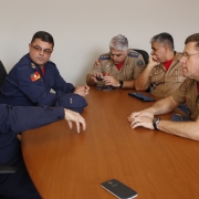 Coronel Krukoski e tenente-coronel Evaldo recebendo visitas