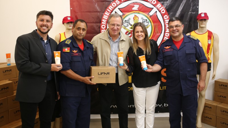 CBMRS recebe protetores solar do Grupo Dimed