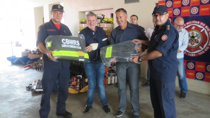Entrega de materiais ao 2º BBM