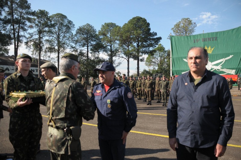CBMRS recebe homenagem do 19º BImtz em São Leopoldo