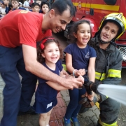 Crianças com necessidades especiais vivem um dia de bombeiro