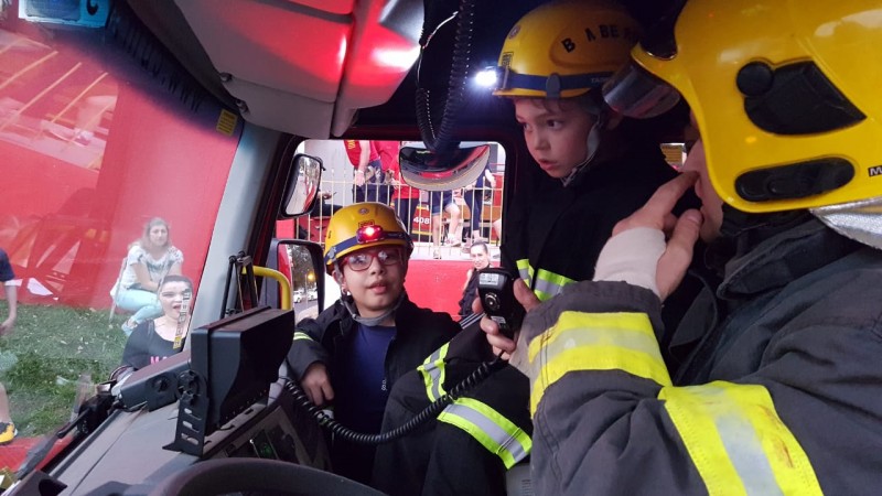 Crianças com necessidades especiais vivem um dia de bombeiro