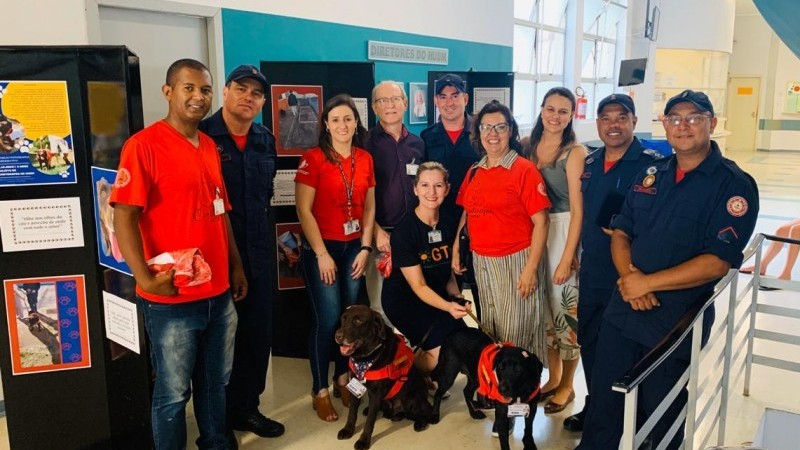 Projeto do 4º BBM em parceria com HUSM leva alegria aos pacientes do hospital por meio da visita de cães do canil do batalhão