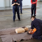 Efetivo do Comando-Geral do CBMRS recebe instrução sobre uso de Desfibrilador Externo Semi-automático (DEA)