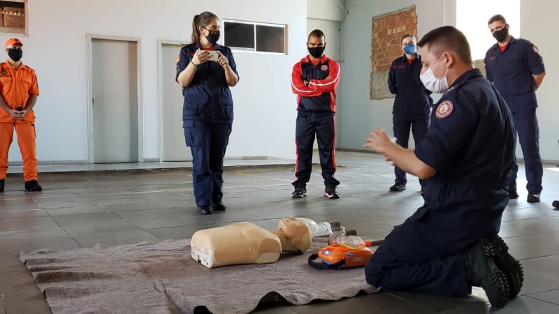 Efetivo do Comando-Geral do CBMRS recebe instrução sobre uso de Desfibrilador Externo Semi-automático (DEA)