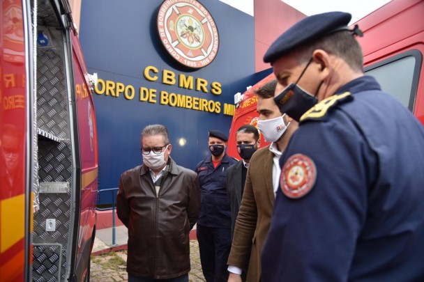 O Governador do Estado, Eduardo Leite, realizou a entrega de cinco viaturas do tipo resgate ao CBMRS