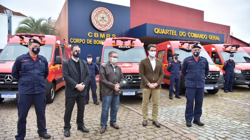 O Governador do Estado, Eduardo Leite, realizou a entrega de cinco viaturas do tipo resgate ao CBMRS