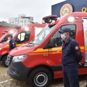 O Governador do Estado, Eduardo Leite, realizou a entrega de cinco viaturas do tipo resgate ao CBMRS