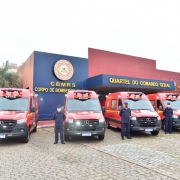 O Governador do Estado, Eduardo Leite, realizou a entrega de cinco viaturas do tipo resgate ao CBMRS