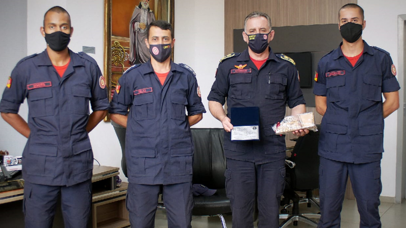 Comissão de Formatura realiza entrega simbólica de Convite da Formatura ao Comandante-Geral