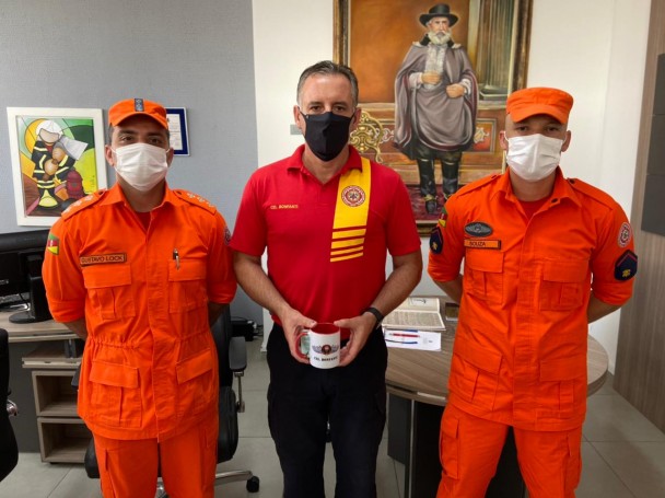 Comandante-Geral do CBMRS recebeu o Soldado Souza e o Capitão Gustavo Lock em seu Gabinete.