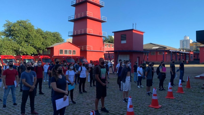 Candidatos para Soldado do CBMRS apresentam documentos na última fase do Concurso