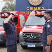 Coronel Ruzicki prestando sua continência ao Comandante-Geral do CBMRS.