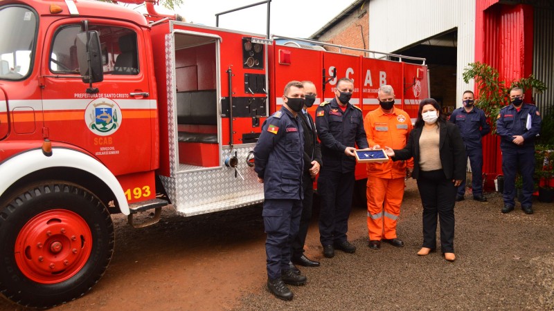 CBMRS doa caminhão de combate a incêndio aos Bombeiros Voluntários de Santo Cristo