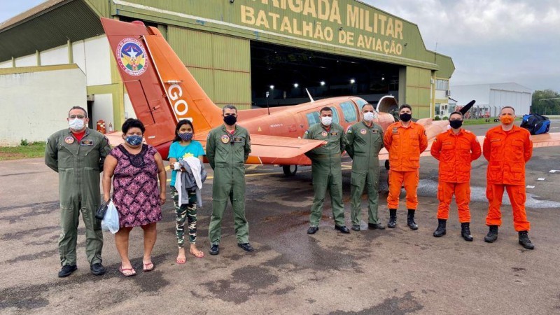 Paciente trazido por aeronave do CBMRO foi levada ao Hospital de Clínicas de Porto Alegre por guarnição do CBMRS.