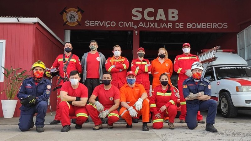 Efetivo da SCAB de Arroio do Sal em conjunto com dois bombeiros militares.