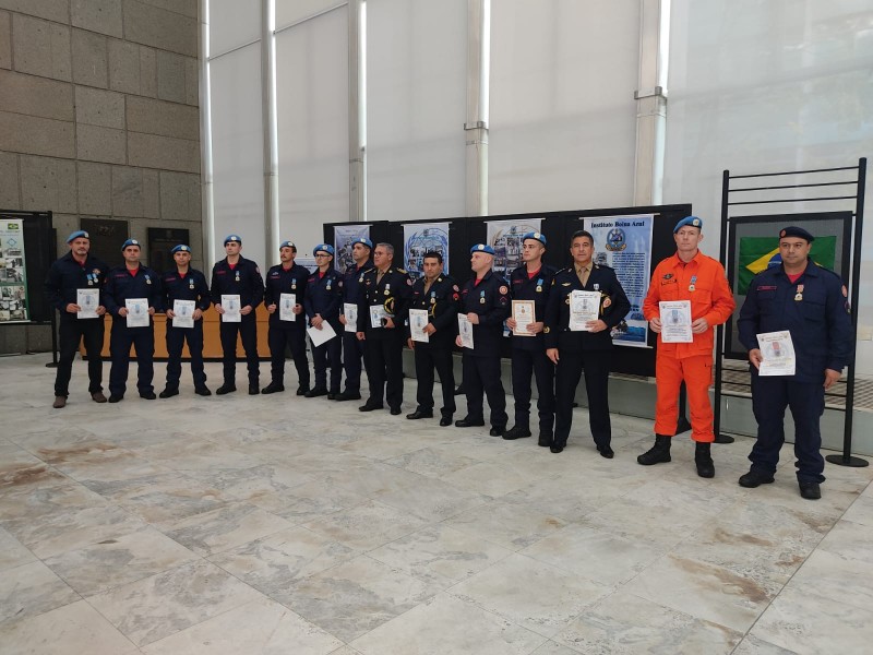 Militares do CBMRS são agraciados com medalhas do Instituto Boina Azul