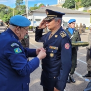 Associação Brasileira dos Integrantes do Batalhão Suez outorga medalha ao Comando do CBMRS
