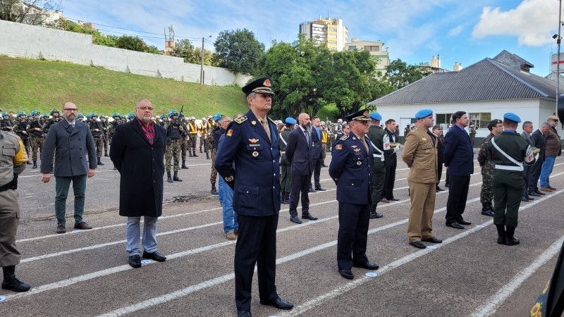 Associação Brasileira dos Integrantes do Batalhão Suez outorga medalha ao Comando do CBMRS