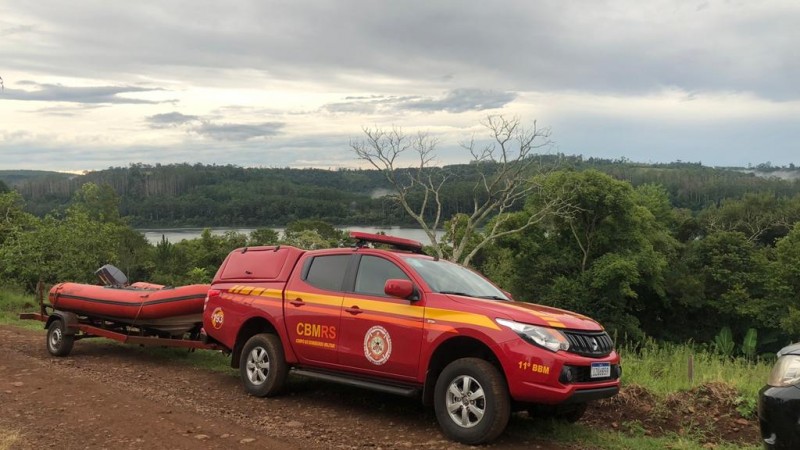 Buscas no Rio Uruguai seguirão até que os dois desaparecidos sejam encontrados.