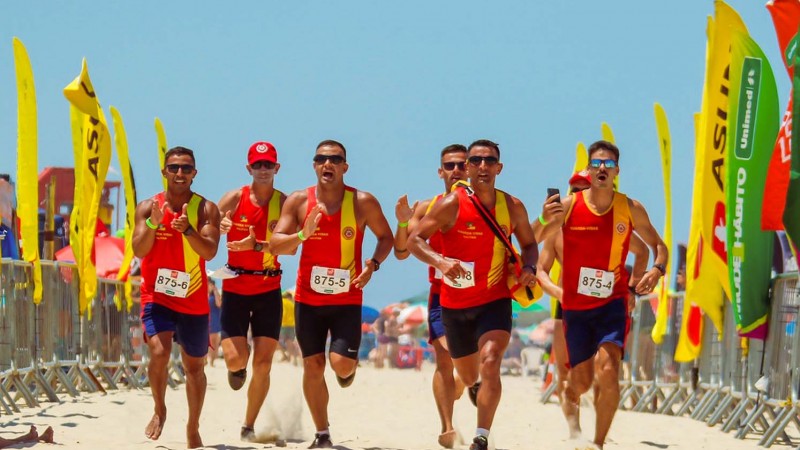 Atletas do CBMRS comemorando enquanto correm para linha de chegada