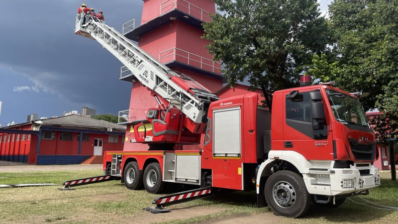 Bombeiros militares realizam treinamento com Auto Escadas