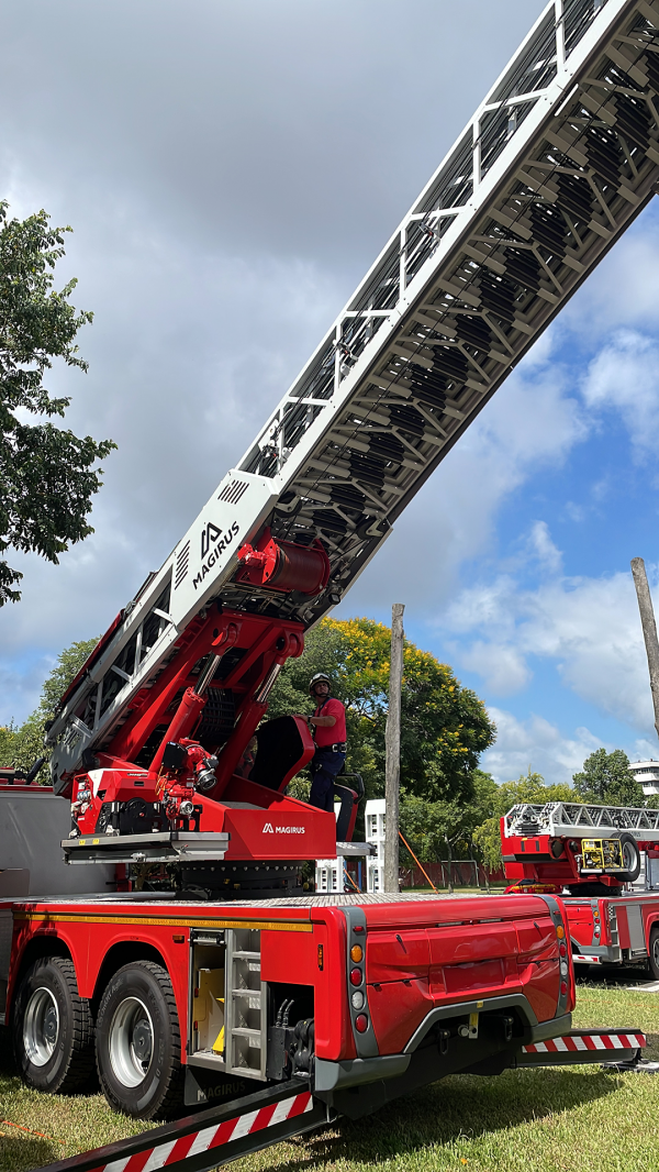 Bombeiros militares realizam treinamento com Auto Escadas