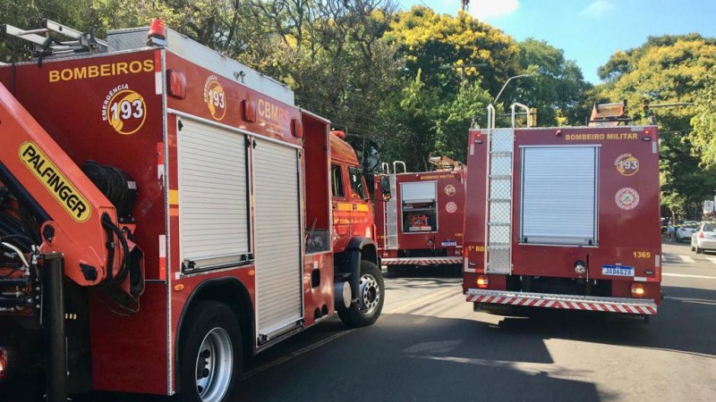 Na imagem, três caminhões de combate a incêndio.