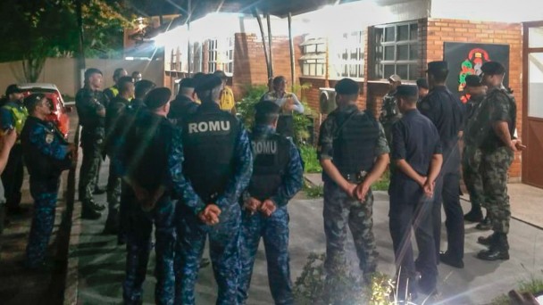 Na foto, há, reunidos, integrantes do Corpo de Bombeiros Militar, Brigada Militar, Guarda Municipal, EPTC e Secretaria Municipal de Segurança.