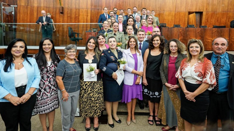 Delegada Nadine presta homenagem às mulheres da segurança pública
