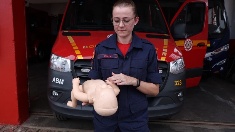 Bombeiros militares aprendem técnicas de desengasgo fazendo simulações com bonecos
