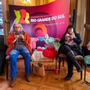 Voluntárias tricotaram peças para bebês e crianças durante o evento