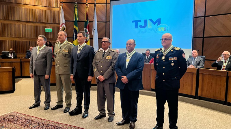Integrantes do CBMRS são condecorados pelo TJMRS