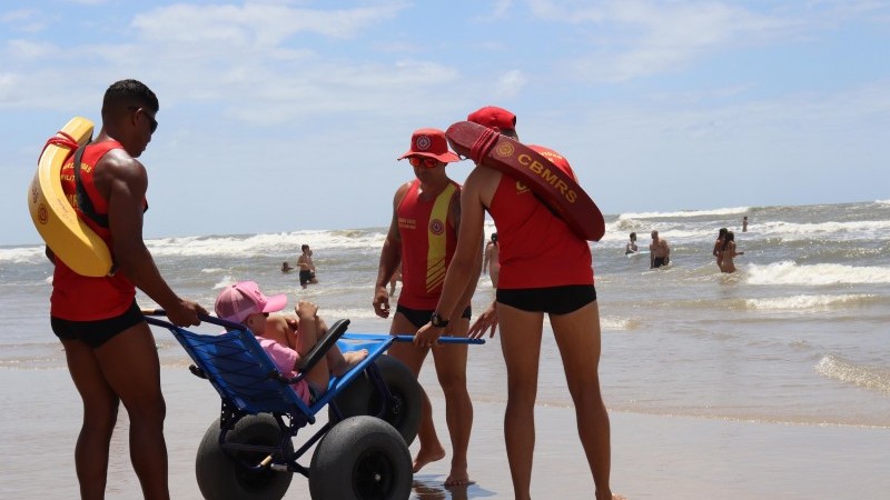Guarda-vidas foram treinados para dar segurança e conforto para os usuários das cadeiras anfíbias