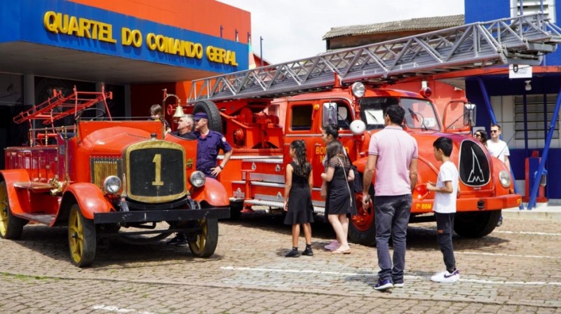 Todos puderam se sentir bombeiros por um dia dando uma voltinha no caminhão de bombeiro