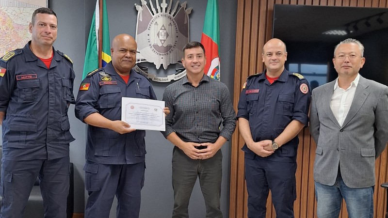Coronel do CBMRS recebe homenagem do Secretário da Segurança Pública