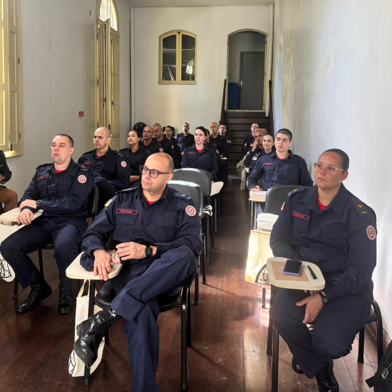 Alunos-oficiais do Corpo de Bombeiros Militar do Curso Superior de Bombeiro Militar.