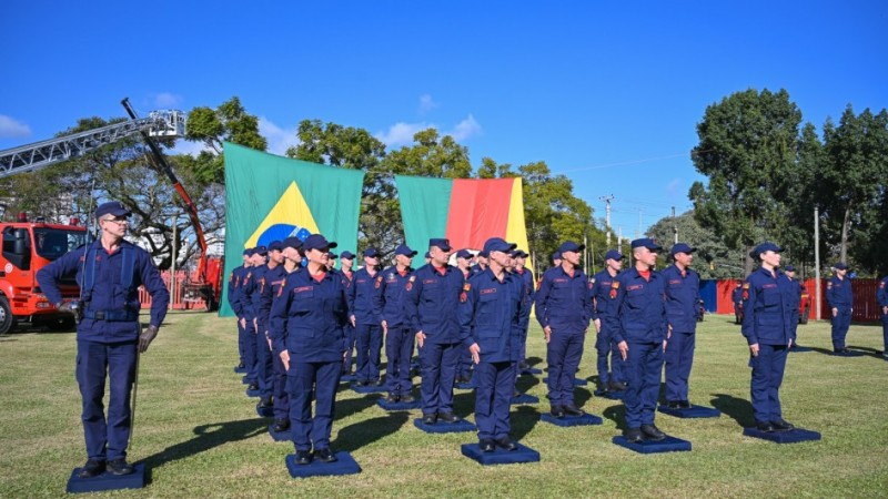 Corpo de Bombeiros Militar do Rio Grande do Sul forma 52 primeiros-sargentos para serem oficiais